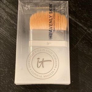 IT Cosmetics Heavenly Skin One-Sweep Wonder Brush with Tan Bristles